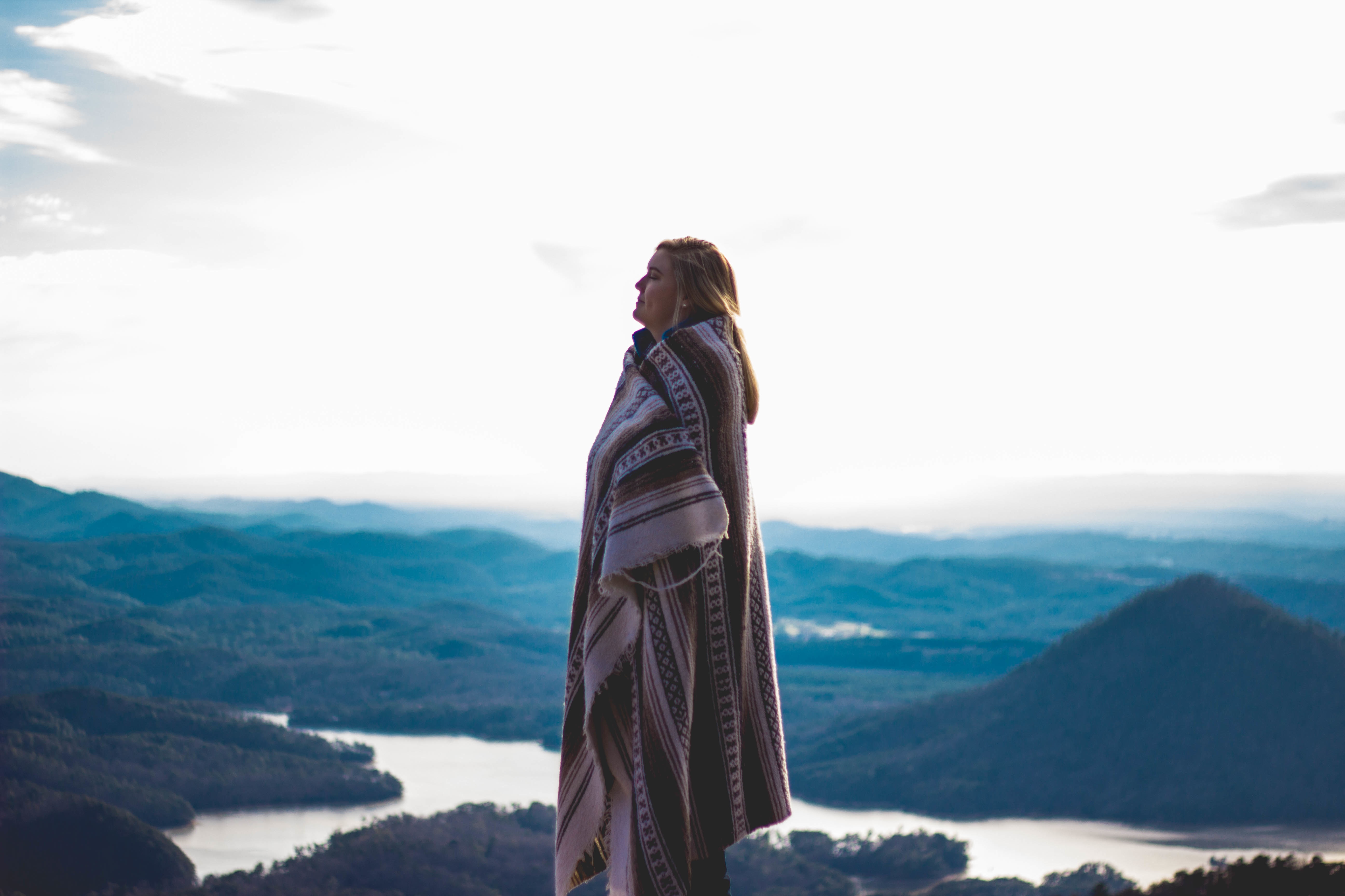 Mountain woman. Девушка в горах. Горем женщин. Девушка на вершине горы. Человек в горах.