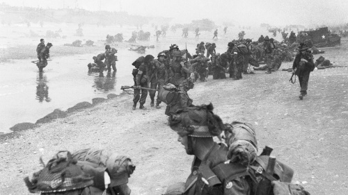 Troops of 3rd Infantry Division on Queen Red beach.