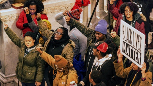 People protesting.