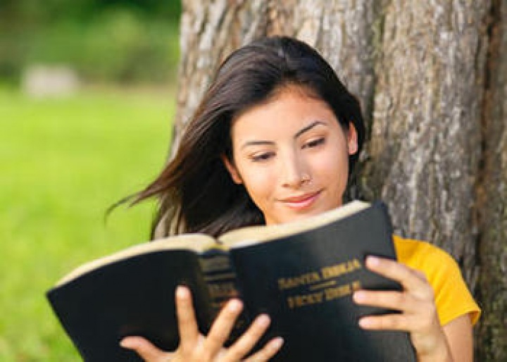 hispanic woman reading bible