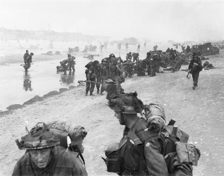 Troops of 3rd Infantry Division on Queen Red beach.