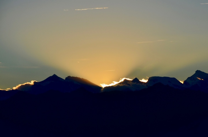 A sunset over a mountain range.