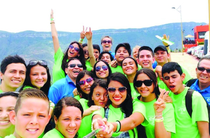 A group of campers and staff take a selfie.